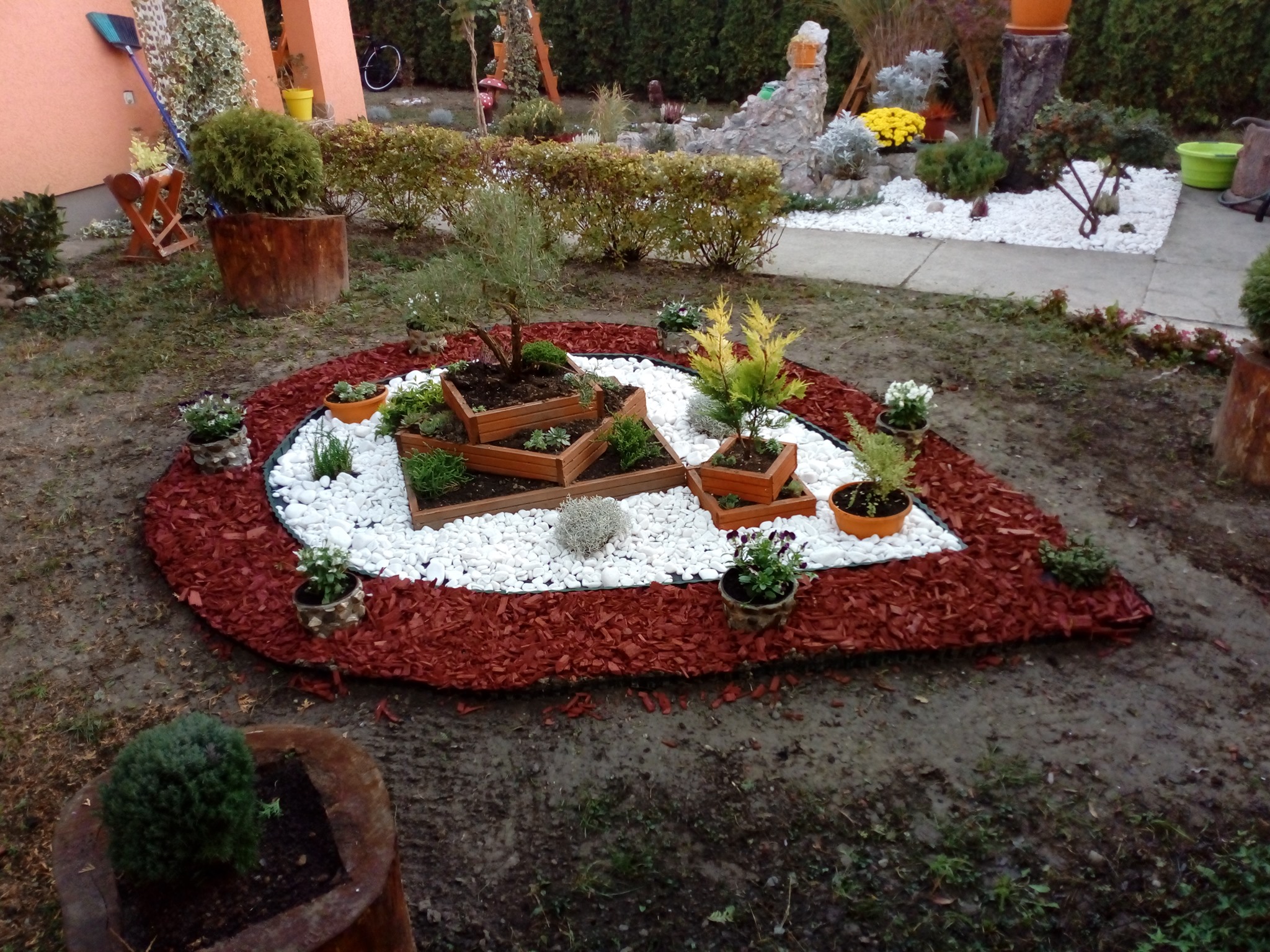 Rock garden sa drvenim sandučićima